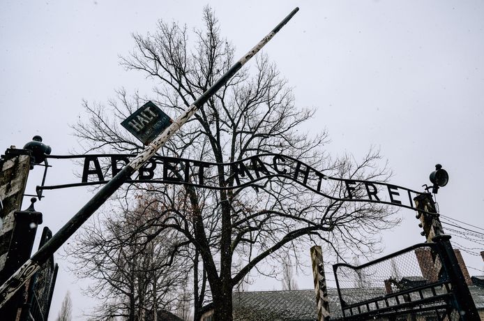 De poort van het concentratiekamp Auschwitz-Birkenau.