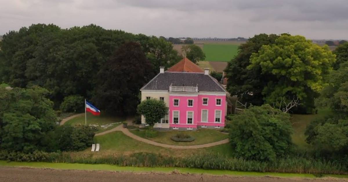 Gronings stel schildert monumentale boerderij knalroze uit wanhoop over verzakkingsschade