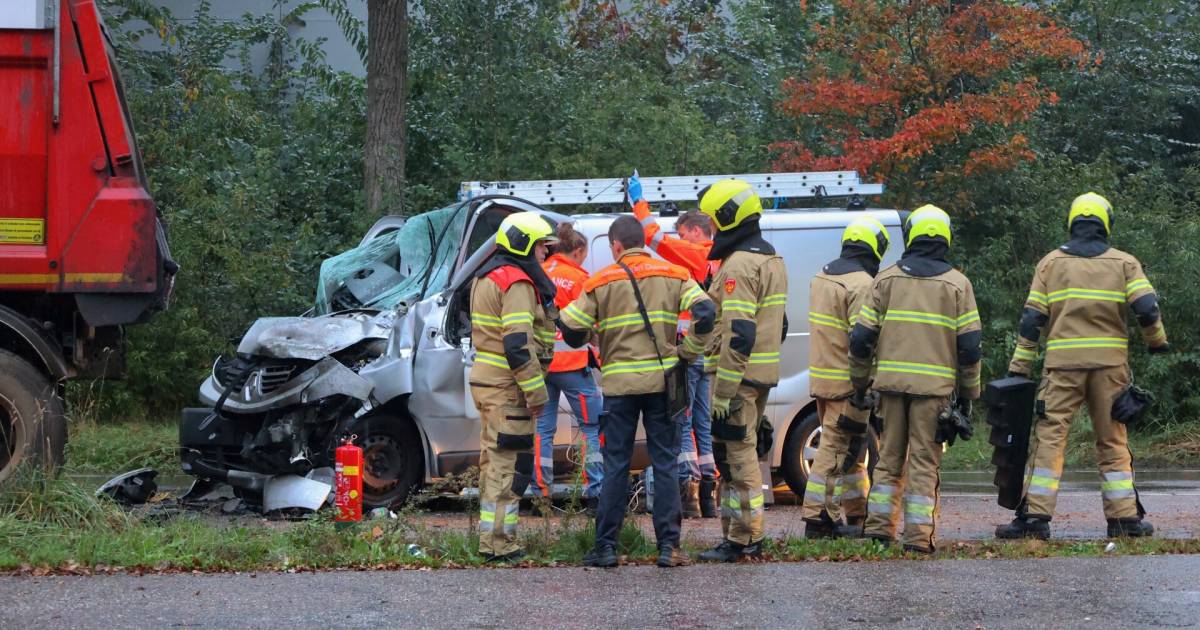 Man bekneld in busje door botsing achterop geparkeerde vrachtwagen in Oss.