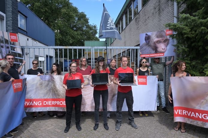 Demonstranten van Animal Rights voor de deur van apenhandelaar Hartelust in Tilburg tijdens een protest in 2019.