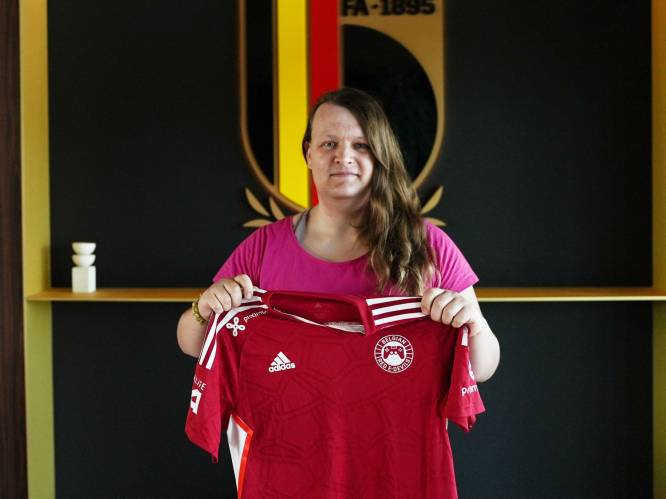 Puurse Vanessa (32) is beste vrouwelijke FIFA-speelster van het land: “Fier op titel van allereerste eFlame”