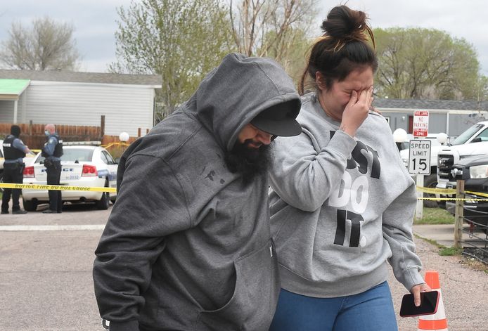 Verdrietige nabestaanden bij de plaats delict in Colorado Springs.