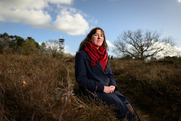 Hester den Boer bij Kamp Erika. ,,Hier zaten zwarthandelaren, voornamelijk niet-joodse Nederlandse mannen die daar naartoe werden gestuurd door Nederlandse rechters. Velen werden gemarteld. Door Nederlandse bewakers.”