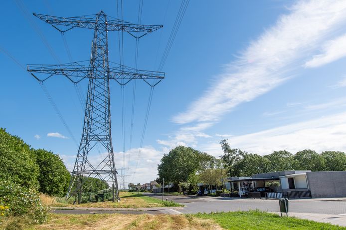 De 150 kV-hoogspanningslijn in de Passendalestraat in de wijk Wisselaar in Breda wordt eind 2024 verwijderd.