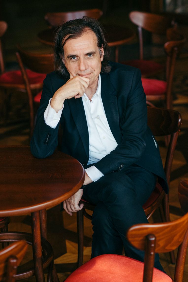 Dirk De Wachter loochent niet dat ons gelukspeil misschien wel gestegen is. Alleen is dat zogenaamde geluk puur oppervlakkig en betekenisloos. Beeld Photo News