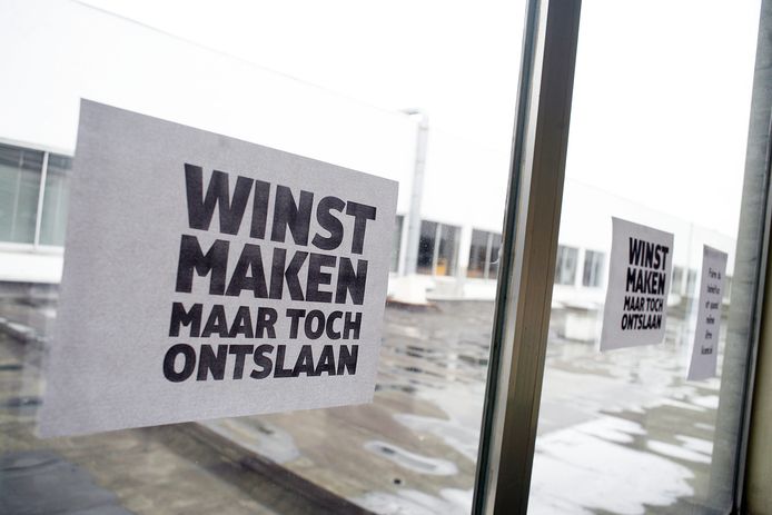 In 2010 sloot  Kuehne + Nagel haar vestiging in het Vlaams-Brabantse Ternat. 276 banen gingen verloren.