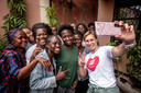 Kim neemt een selfie met de meisjes van één van de SOS-jongerenhuizen in Kinshasa.