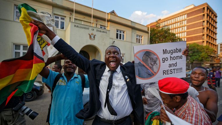 Zimbabwanen vieren het aftreden van president Mugabe. Beeld ap