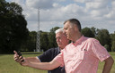 Henk Radstaak (rechts) en Wim Wormgoor (blauwe polo) van Noordijks Belang zijn voorstander van mast.