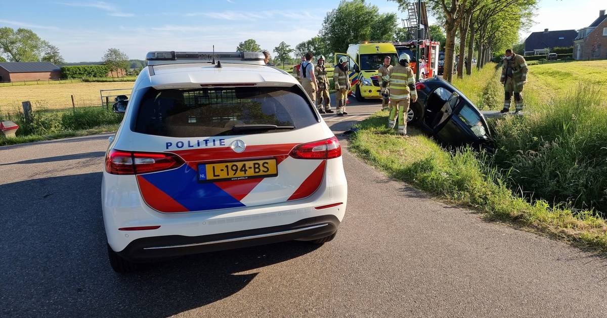 Car ends up in a ditch in Rhenen, driver to hospital |  The valley