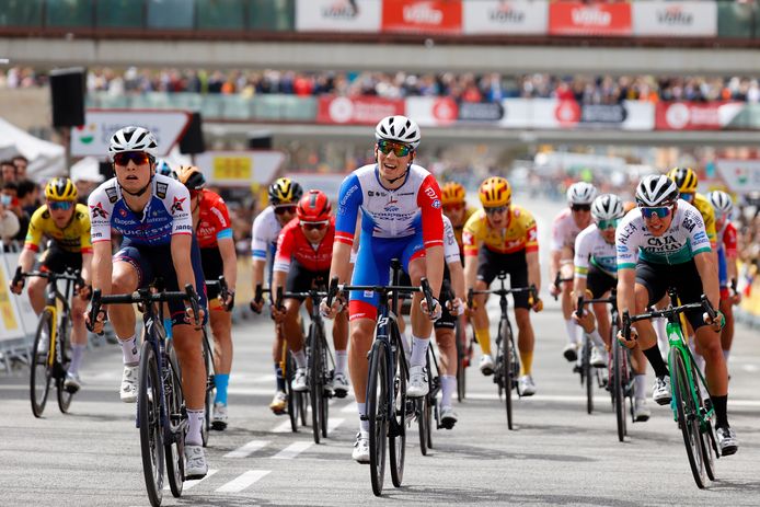 Andrea Bagioli (l) wint de slotrit in de Ronde van Catalonië.