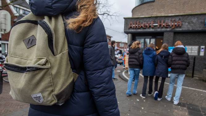 Fotoboek van scholieren in handen van manager Albert Heijn: handig als er eentje betrapt wordt op stelen