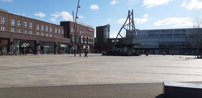 Het Van Heekplein in Enschede, met gesloten winkels vanwege de lockdown.