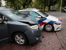 Politiewagen in botsing met auto op Burgemeester Patijnlaan