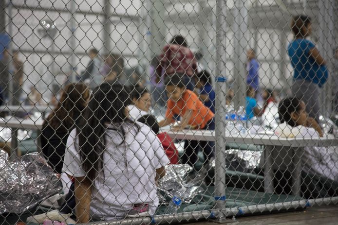 Illustratiebeeld. Een ‘opvangcentrum’ voor minderjarige illegale migranten in de staat Texas. De jonge migranten worden gedwongen van hun ouders  gescheiden.