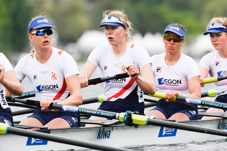 De vrouwen acht met Hermijntje Drenth (midden, zonder zonnebril) na de finish in Luzern. Beeld Merijn Soeters