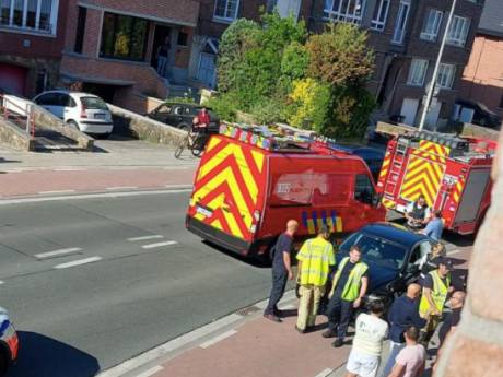 Chauffeur verliest controle en ramt geparkeerde wagen