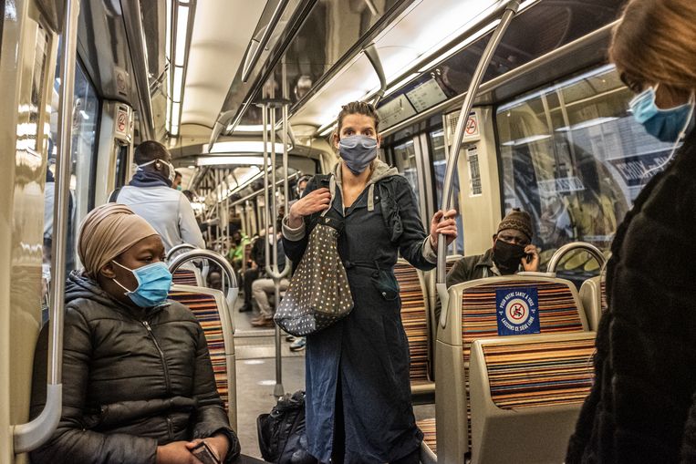 Drukte in de metro gezien mensen nu geen briefje of ‘attestation’ meer nodig hebben om het huis te verlaten. Beeld Joris Van Gennip