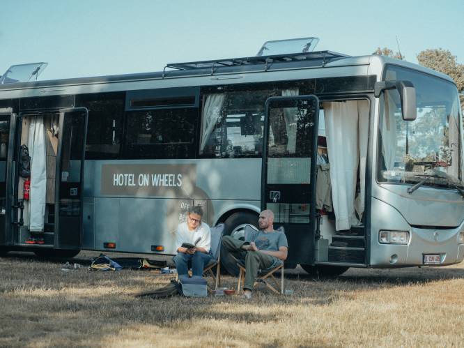 Lore en Jonas bouwden een bus om tot huis én hotel: “Als we met ons tweetjes in de bus verblijven, kunnen we perfect een maand off grid gaan”