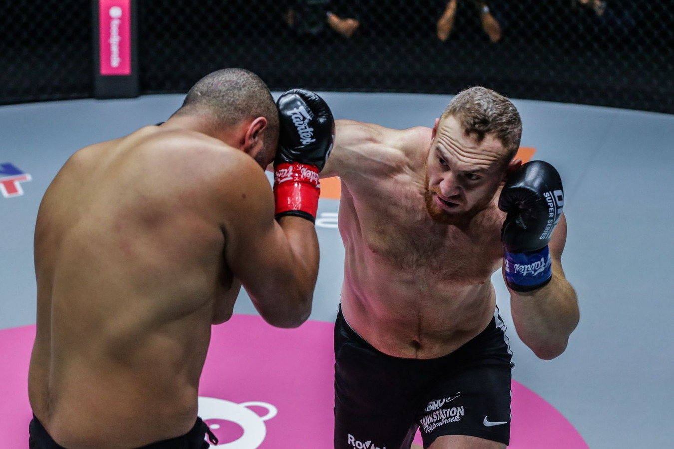 Murat Aygun (R) in actie tegen Anderson Silva (L).