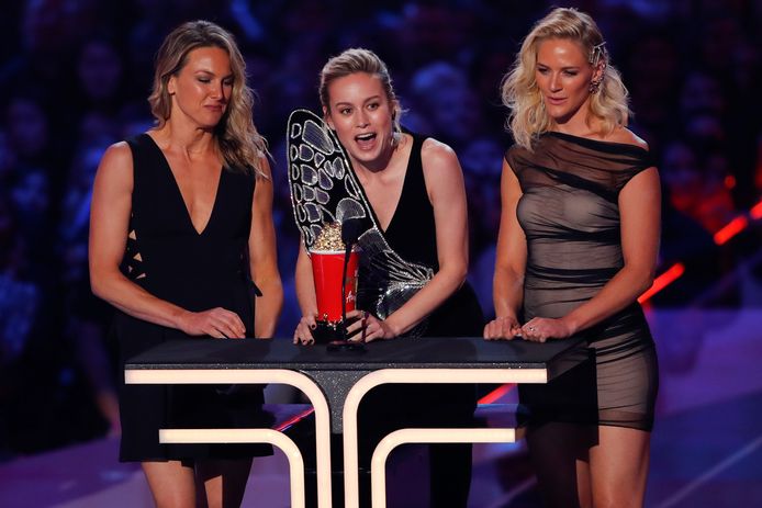 Captain Marvel actrice Brie Larson accepteert de award voor ‘beste gevecht' met haar stuntvrouwen.