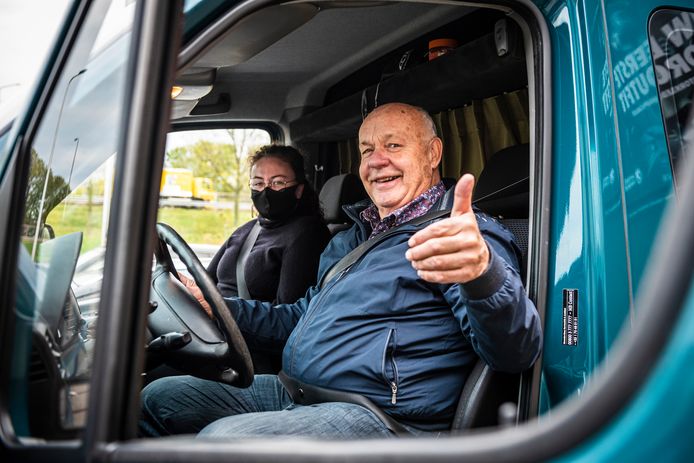 Fred de Bruin poetst zijn rijvaardigheid op met een speciale opfriscursus bij autorijschool Rijnland. Rijinstructrice Tessa van Dam stapt in om samen een stuk te gaan rijden.