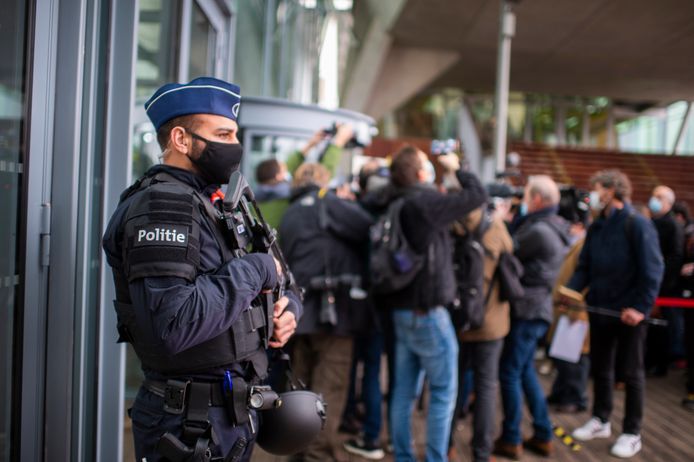 De politie was vrijdag massaal aanwezig bij de start van het proces over de verijdelde aanslag in 2018.