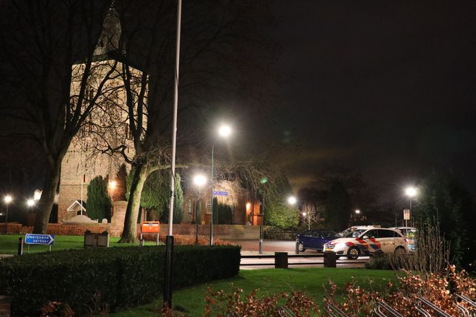 Voorlopig is het nog rustig op straat in Veen (21.00 uur).