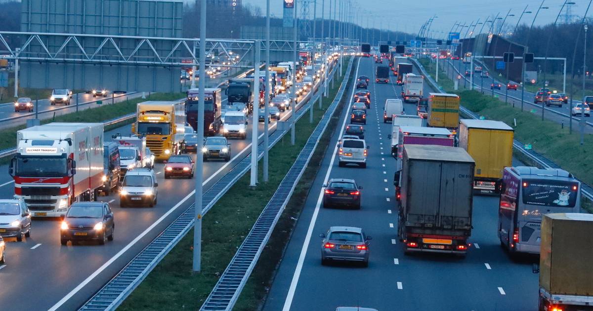 Kilometers file en flinke vertraging op A2 bij Den Bosch door ongeval.