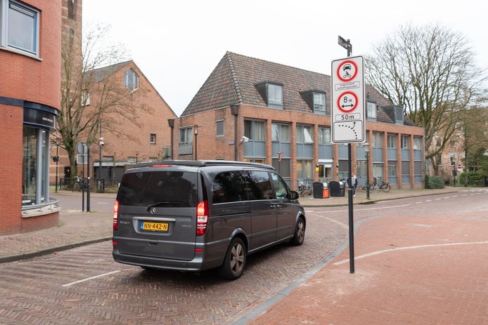 Op meerdere toegangswegen tot de binnenstad staan sinds begin dit jaar bordjes die aan moeten geven dat automobilisten niet verder mogen rijden.
