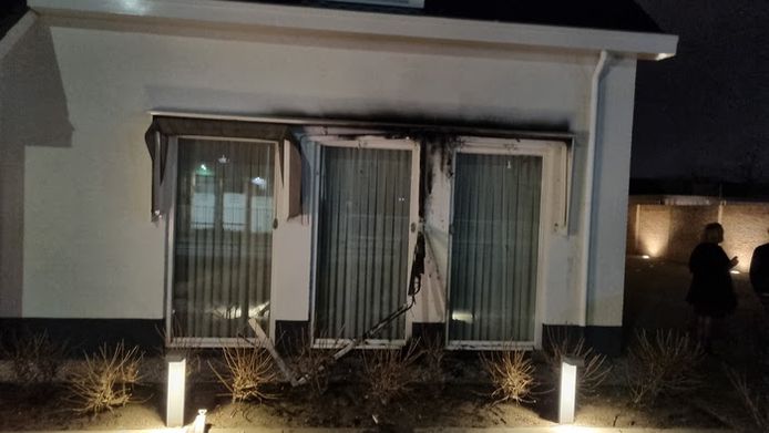 Er woedde een korte brand bij de uitvaartonderneming van Hans Raaijmakers aan het Emopad in Geldrop.