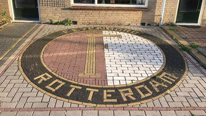 karakter Bezem Hymne Ridderkerker zet Feyenoord-logo uit voortuin te koop | Rotterdam | AD.nl