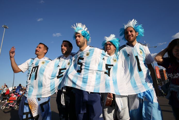 Vijf Argentijnse fans tonen hun liefde voor Lionel Messi.