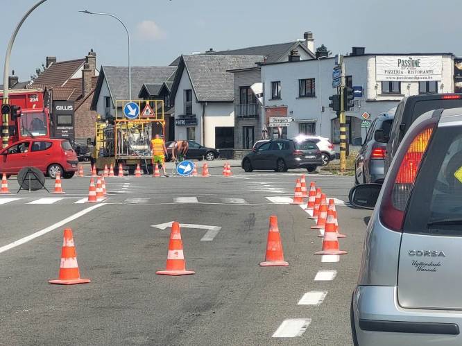 Markeringswerken aan kruispunt Den Doorn op woensdagnamiddag zorgen voor veel hinder