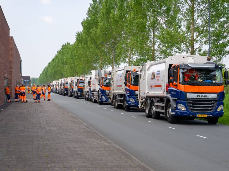 Grote rij met vuilniswagens verzamelt zich voor Milieustation in Den Bosch nadat chemische reactie ontstaat in vat, veel hulpdiensten opgeroepen