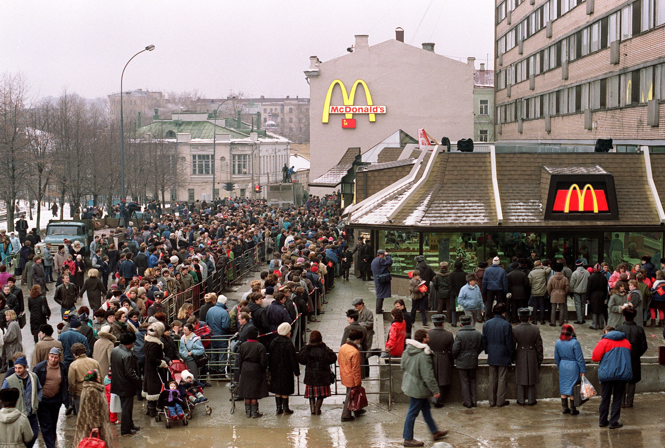 Duizenden Russen wilden op 31 januari 1990 Amerikaanse burgers en frietjes proeven tijdens de openingsdag van de allereerste McDonald's in Moskou.