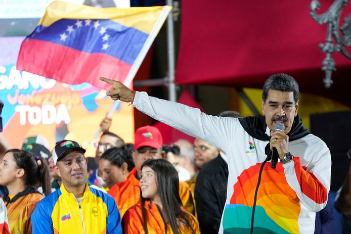 De Venezolaanse president Nicolas Maduro spreekt zijn aanhangers toe na het referendum.