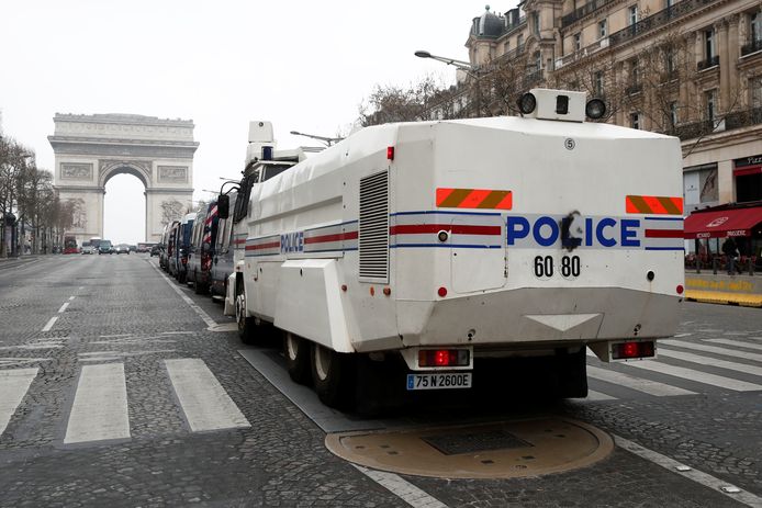 De politie is met zware middelen aanwezig op de 'verboden’ Champs-Elysées.