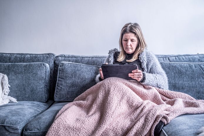 Bewoner Francis Gerrets kan de verwarming nog zo ver opendraaien, dan nog komt de temperatuur in huis niet boven de 15 graden uit.