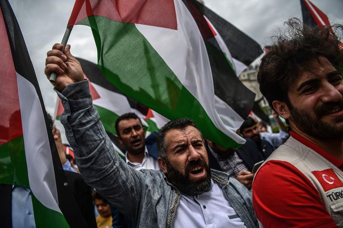Palestijnse betogers kwamen vandaag op straat om te protesteren tegen Donald Trumps beslissing om de Amerikaanse ambassade van Tel Aviv naar Jeruzalem te verhuizen.