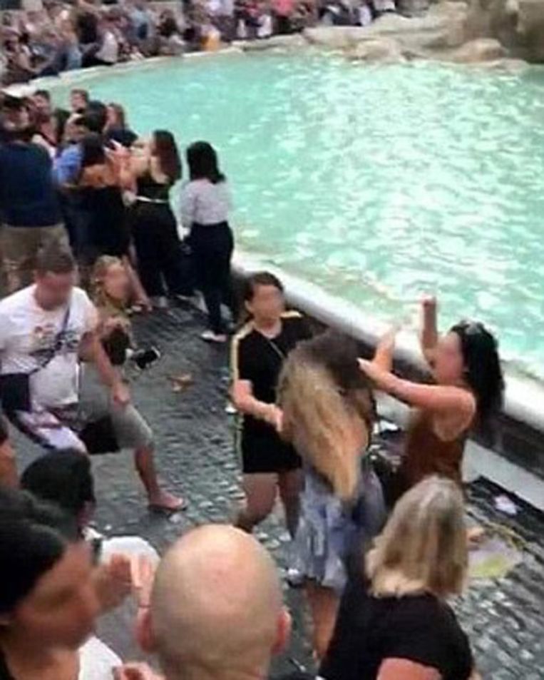 44-jarige Amerikaanse toerist en 19-jarige Nederlandse toerist gaan op de vuist bij de Trevi-fontein Beeld POLIZIA ROMA CAPITALE