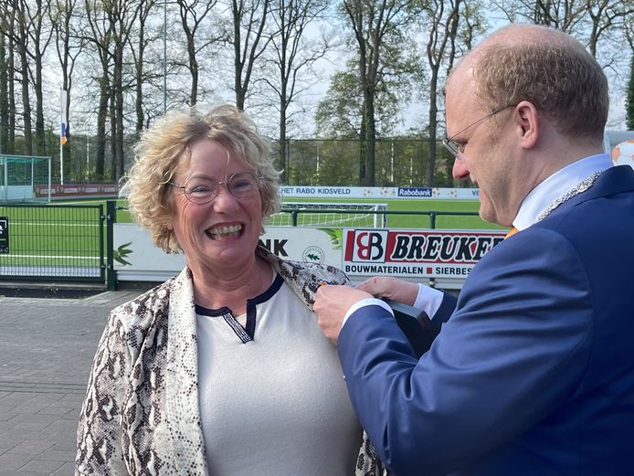 Regien Belksma werd op het sportpark van FC Trias in Winterswijk door burgemeester Joris Bengevoord verrast met een lintje. Ze was de eerste Nederlandse vrouw die internationele voetbalwedstrijden floot.