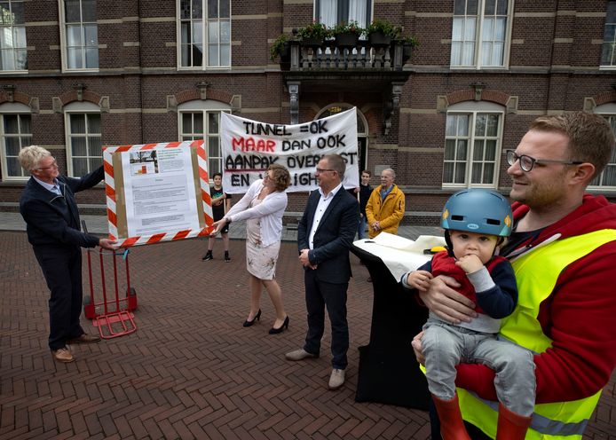 Omwonenden van nieuwe spoortunnel, met links Jan Manders, overhandigen burgemeester Greet Buter een hele lading handtekeningen omdat ze zich zorgen maken.
