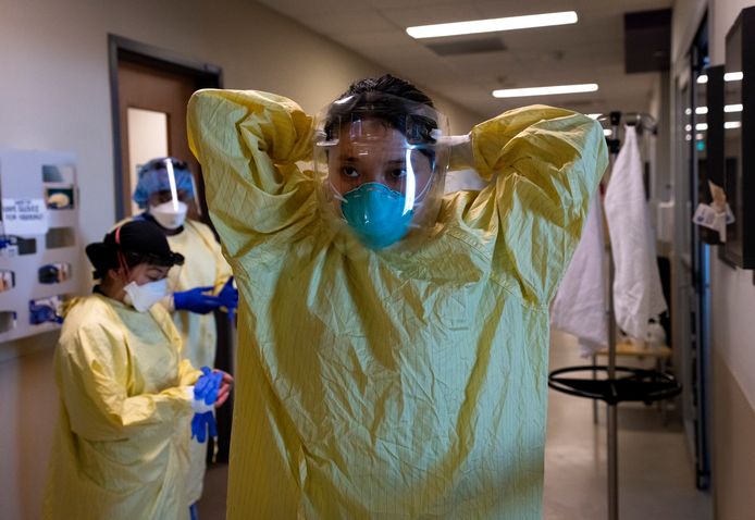 Een verpleegster maakt zich klaar om een coronapatiënt te behandelen in een ziekenhuis in het Canadese Toronto.