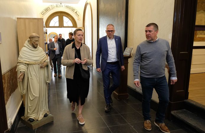 Vlaams minister van Onroerend Erfgoed Matthias Diependaele (N-VA) bracht een bezoek aan De Abdij in Bornem. Hier wordt hij rondgeleid door burgemeester Greet De bruyn (CD&V) en diensthoofd erfgoed en toerisme Gert Van Kerckhoven.