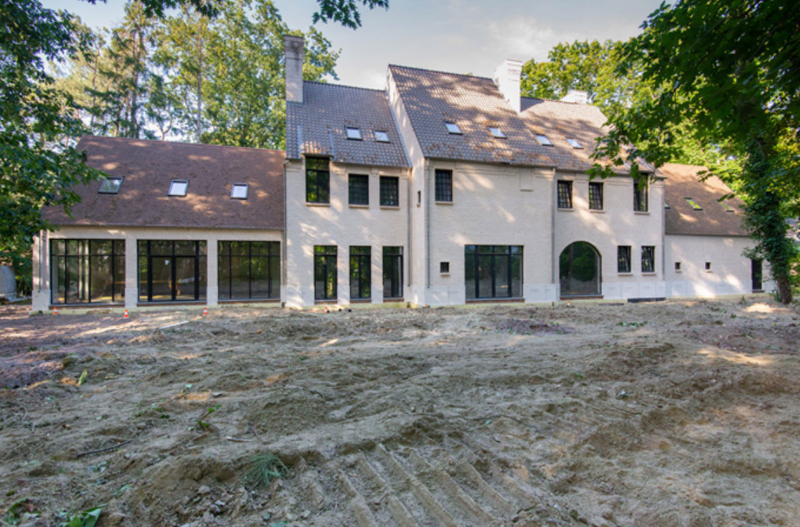 democratische Partij Monografie temperament Veiligste woning van België' staat te koop voor 3 miljoen euro: villa heeft  bunker en kogelwerende deur | Foto | bd.nl