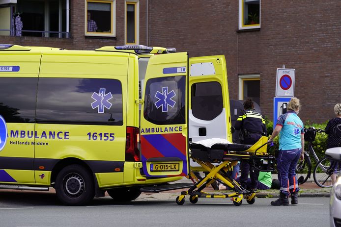 De ambulance op het Albert Plesmanplein in Gouda.