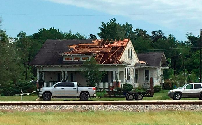 Het dak is van een huis afgewaaid in Franklin, Texas.