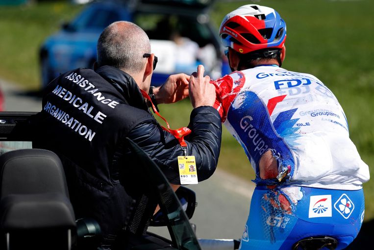 De Fransman Clément Davy krijgt verzorging na een val in Parijs-Roubaix. Beeld Photo News