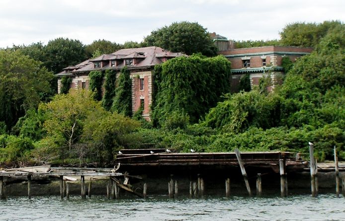 Het voormalige Riverside Hospital op North Brother Island.